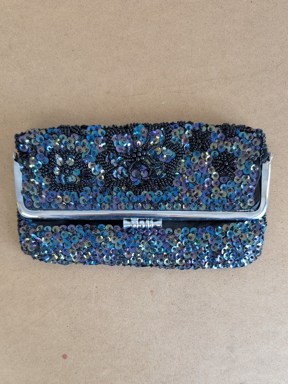 Vintage Evening Bag, Made In Honk Kong Black Iridescent Sequins Kiss Lock Clutch - Picture 4 of 16